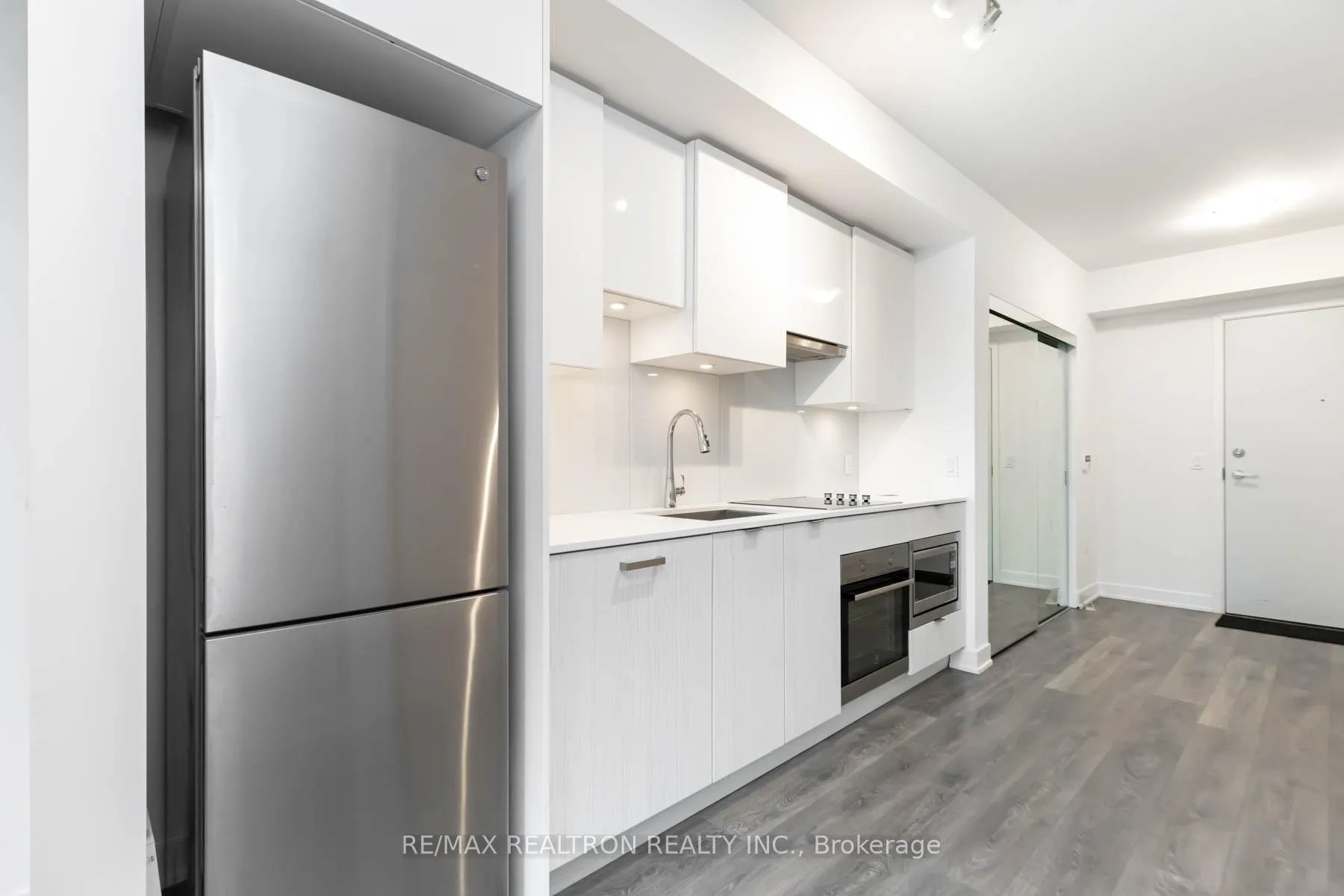 Photo 3 of Unit 406, 195 Redpath Avenue, Toronto, Mount Pleasant West — HOMEH