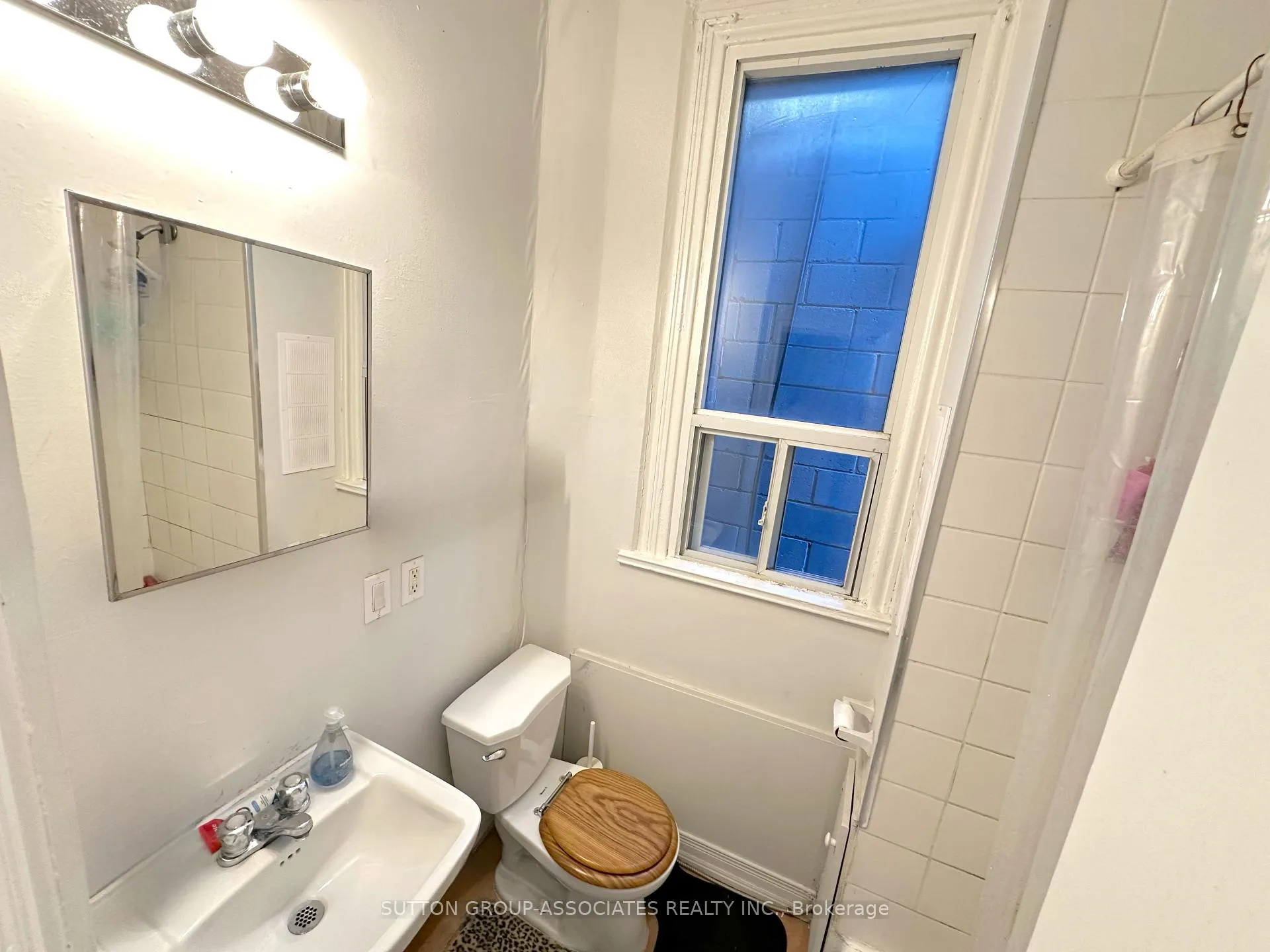 Photo 6 of Unit upper, 589 College St, Toronto, Trinity-Bellwoods — HOMEH