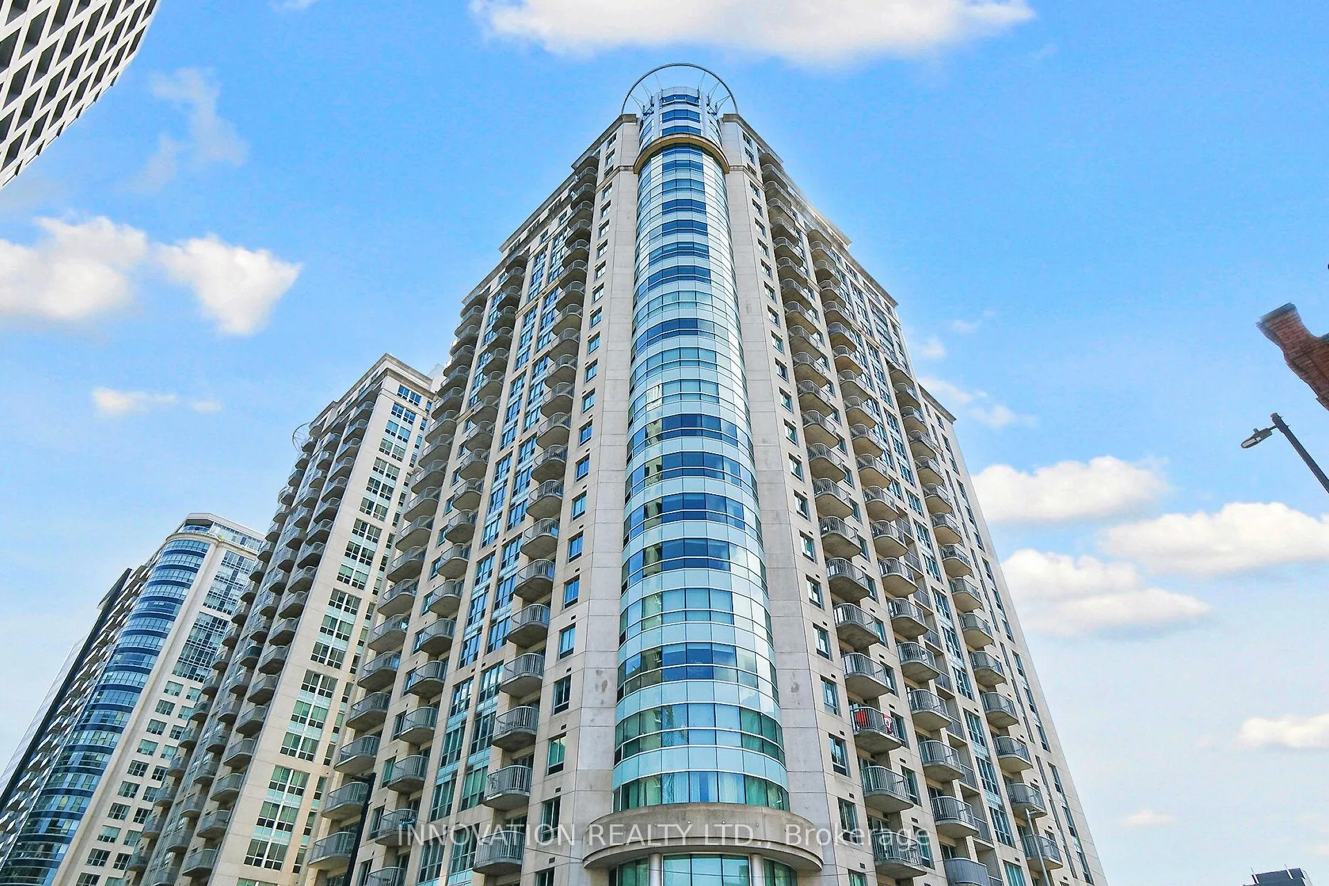 Front of Unit 906, 200 Rideau Street