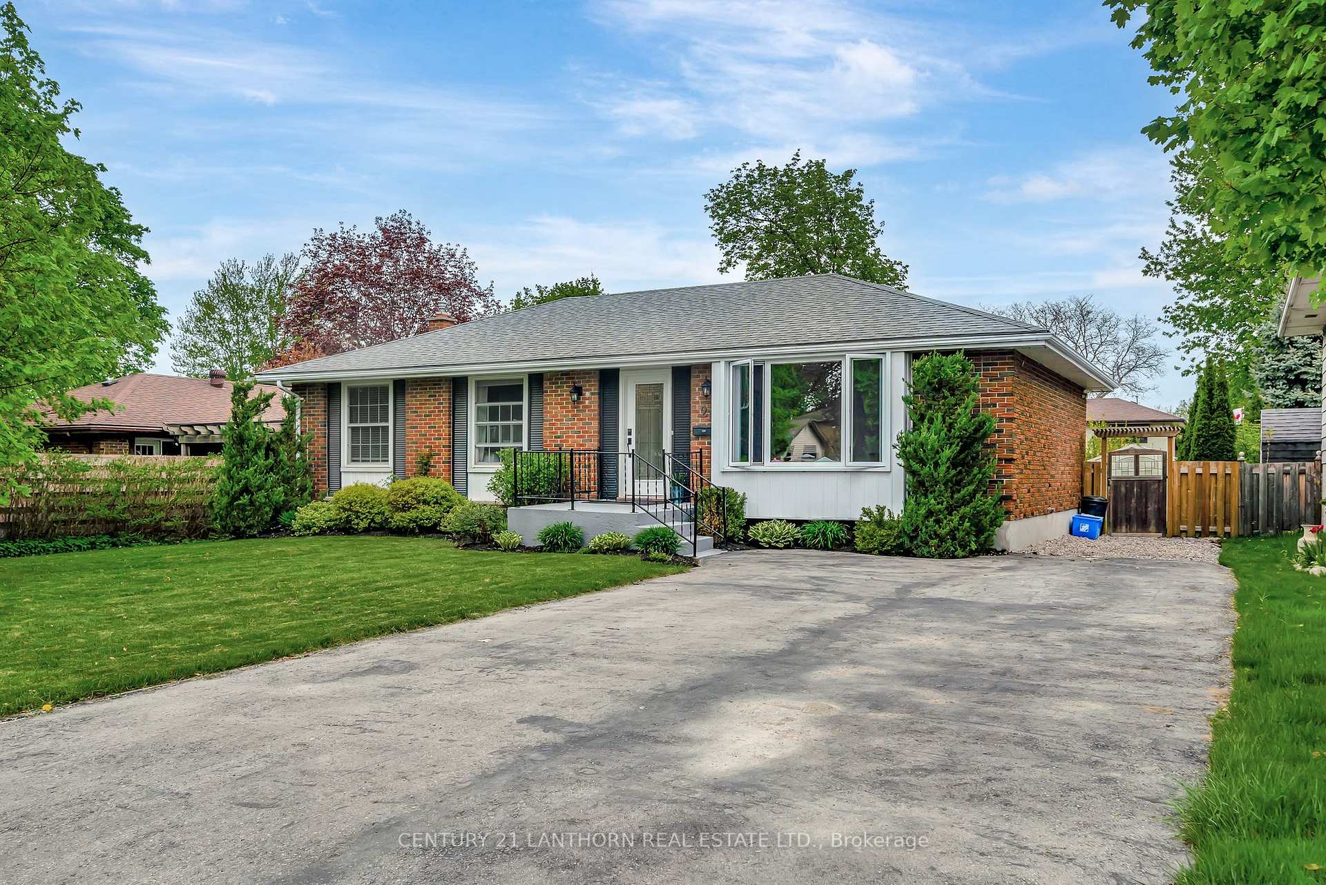 Photo 2 of 21 Glenarden Crescent, Belleville, Belleville Ward — HOMEH