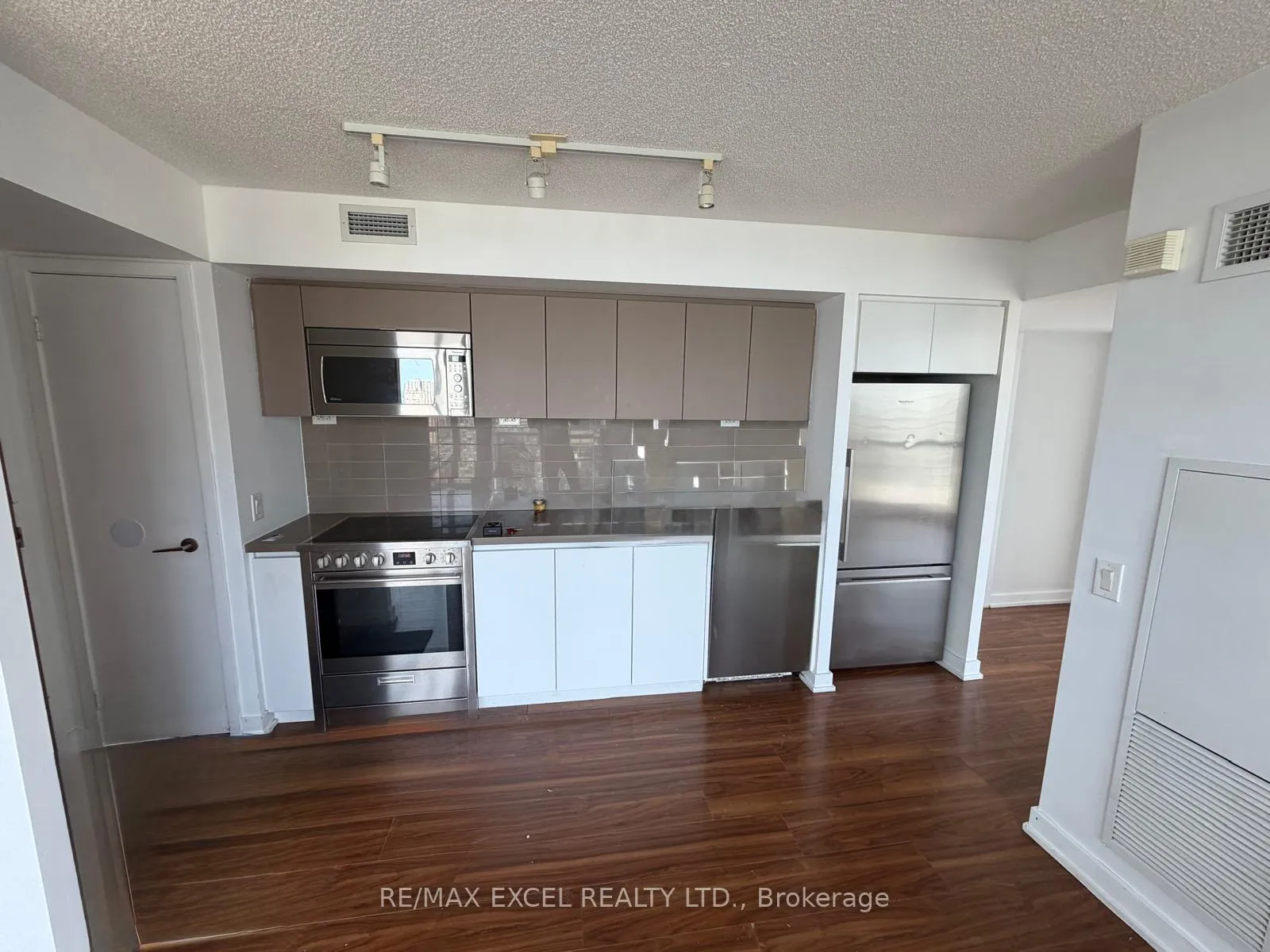 Photo 5 of Unit 3812, 85 Queens Wharf Road, Toronto, Waterfront Communities — HOMEH