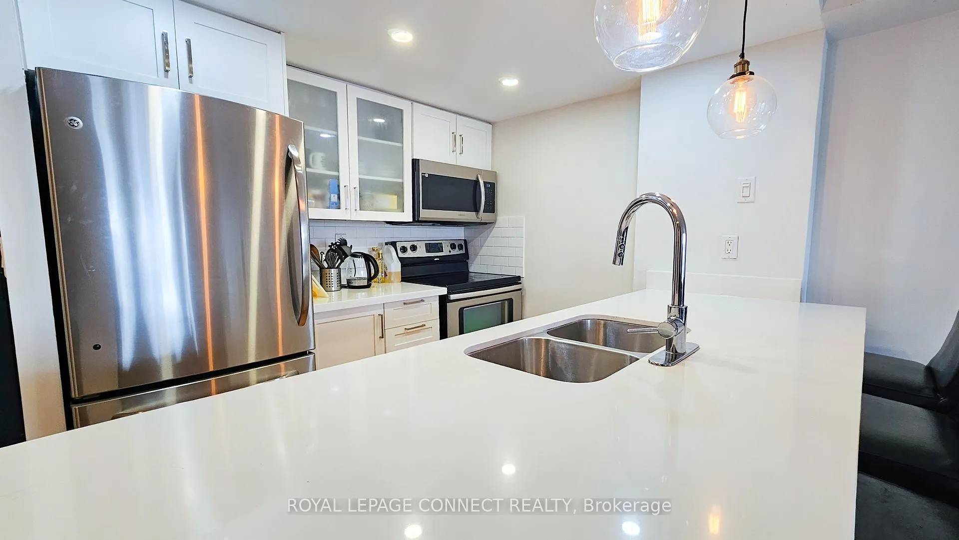 Photo 4 of Unit 1712, 705 King Street W, Toronto, Niagara — HOMEH
