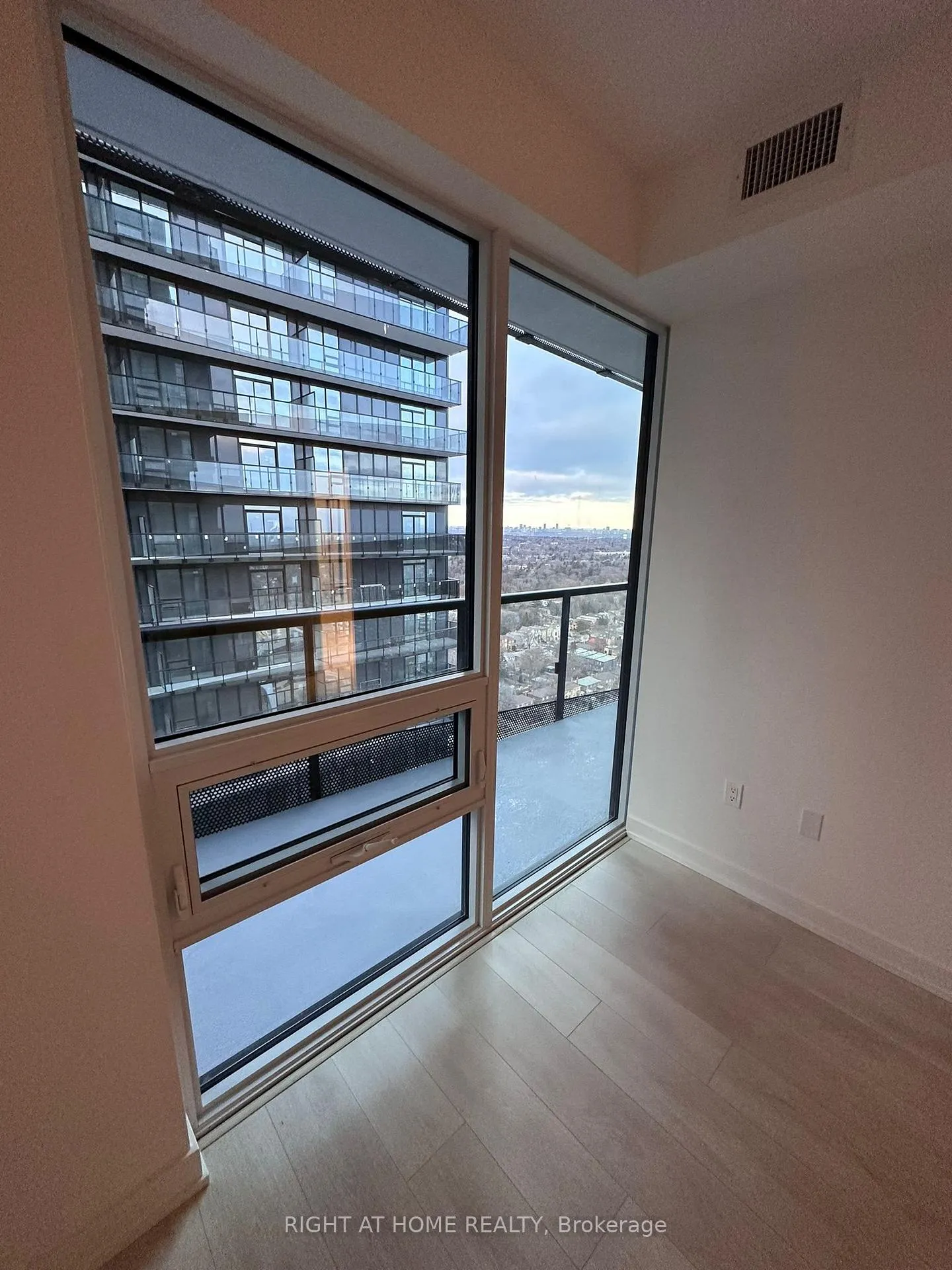 Photo 13 of Unit 2908, 127 Broadway Avenue, Toronto, Mount Pleasant West — HOMEH