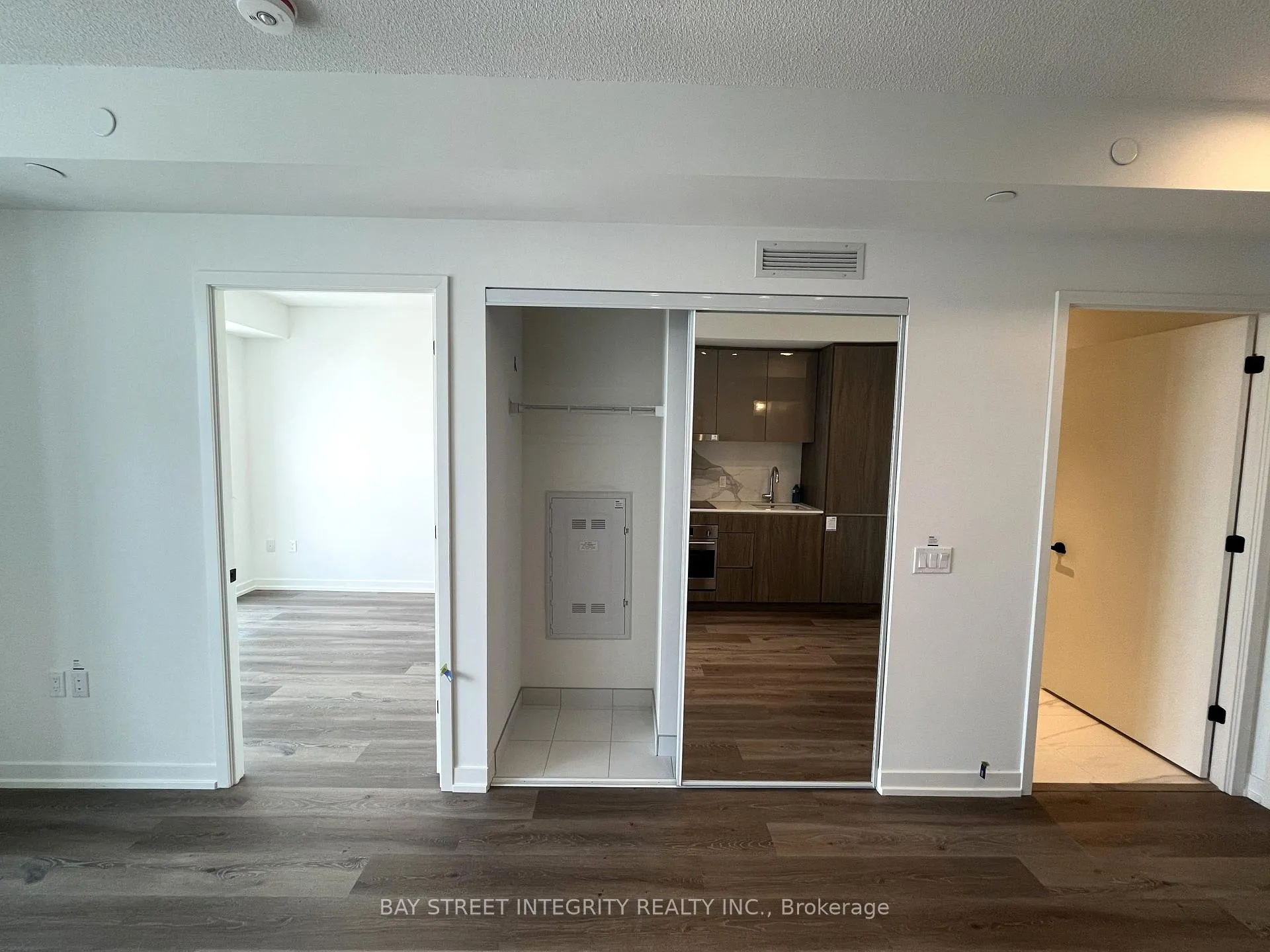 Photo 8 of Unit 3811, 28 Interchange Way, Vaughan, Vaughan Corporate Centre — HOMEH