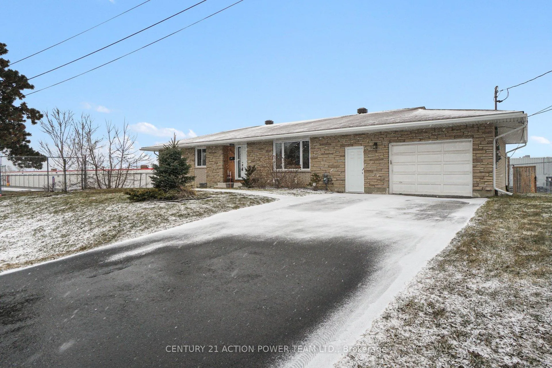 Photo 2 of Unit A, 1149 Parisien Street, Ottawa, Cyrville Rd./Industrial Park — HOMEH