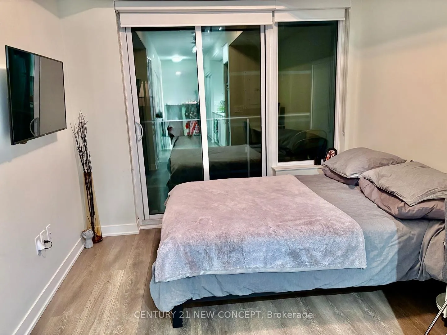 Photo 5 of Unit 907, 195 Redpath Avenue S, Toronto, Mount Pleasant West — HOMEH