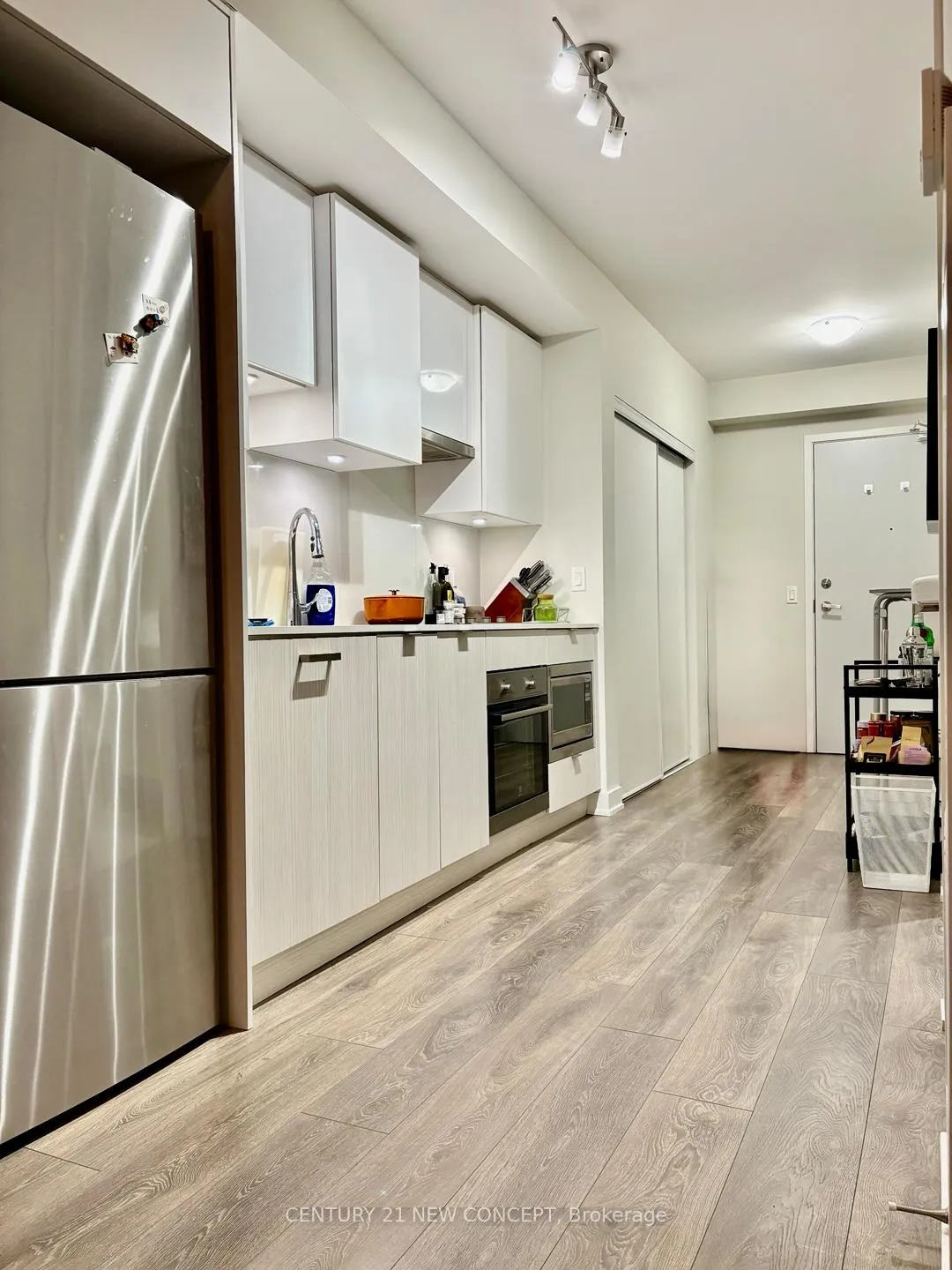 Photo 8 of Unit 907, 195 Redpath Avenue S, Toronto, Mount Pleasant West — HOMEH