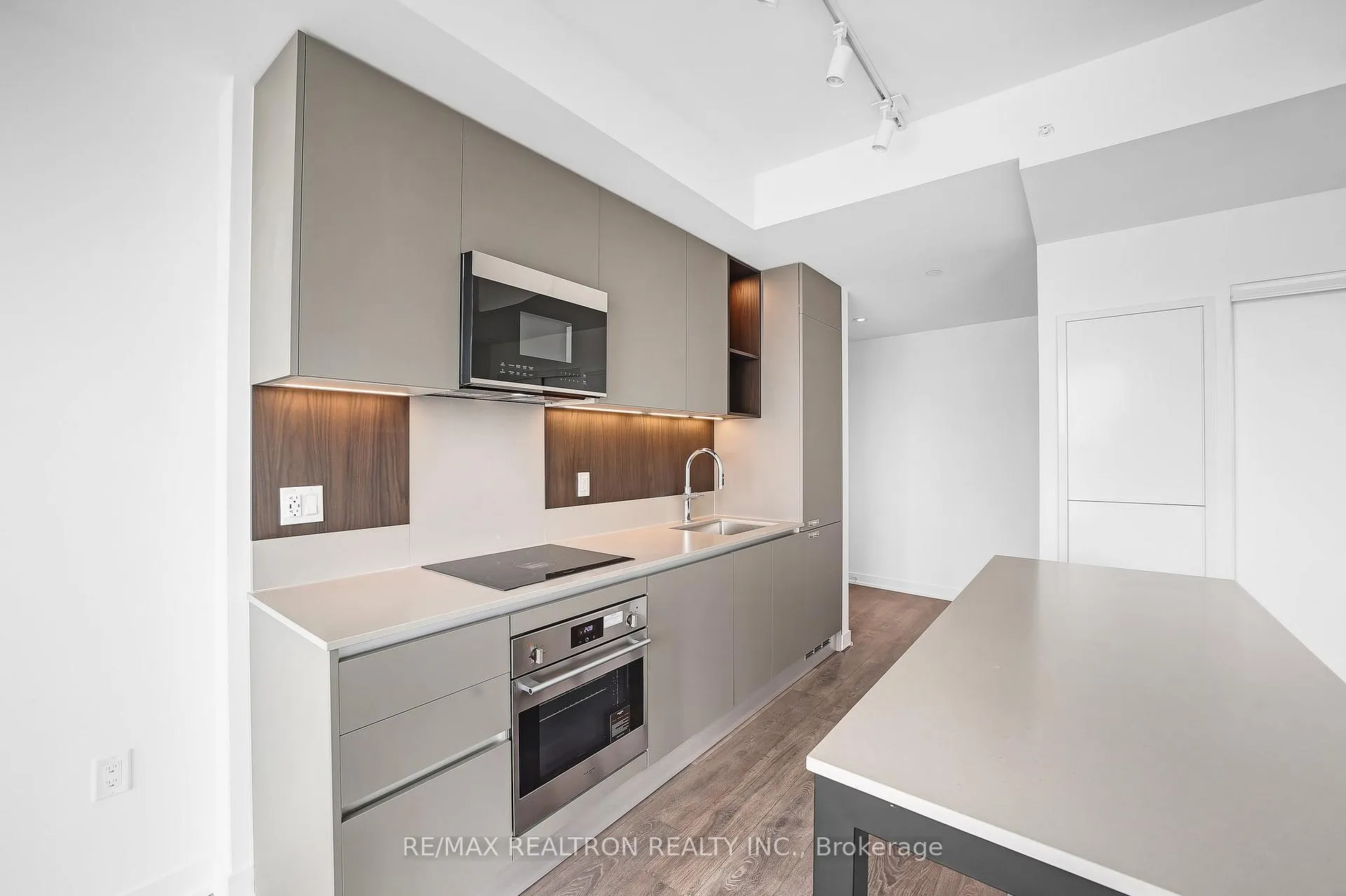 Photo 4 of Unit 1405, 39 Mary Street, Barrie, City Centre — HOMEH