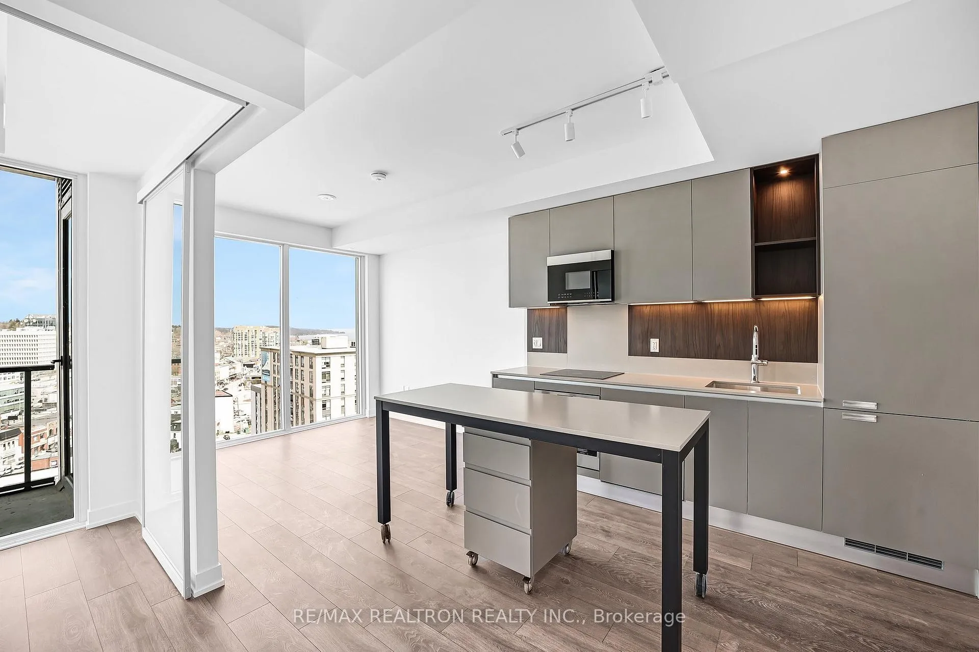 Photo 7 of Unit 1405, 39 Mary Street, Barrie, City Centre — HOMEH