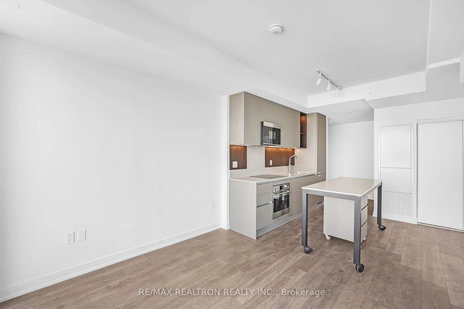 Photo 8 of Unit 1405, 39 Mary Street, Barrie, City Centre — HOMEH