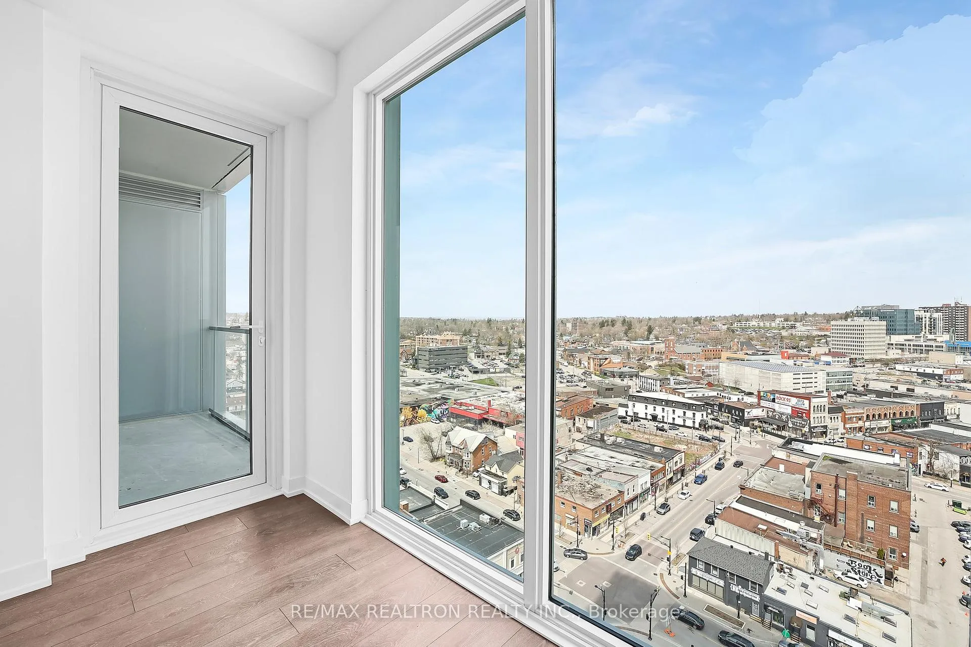 Photo 10 of Unit 1405, 39 Mary Street, Barrie, City Centre — HOMEH