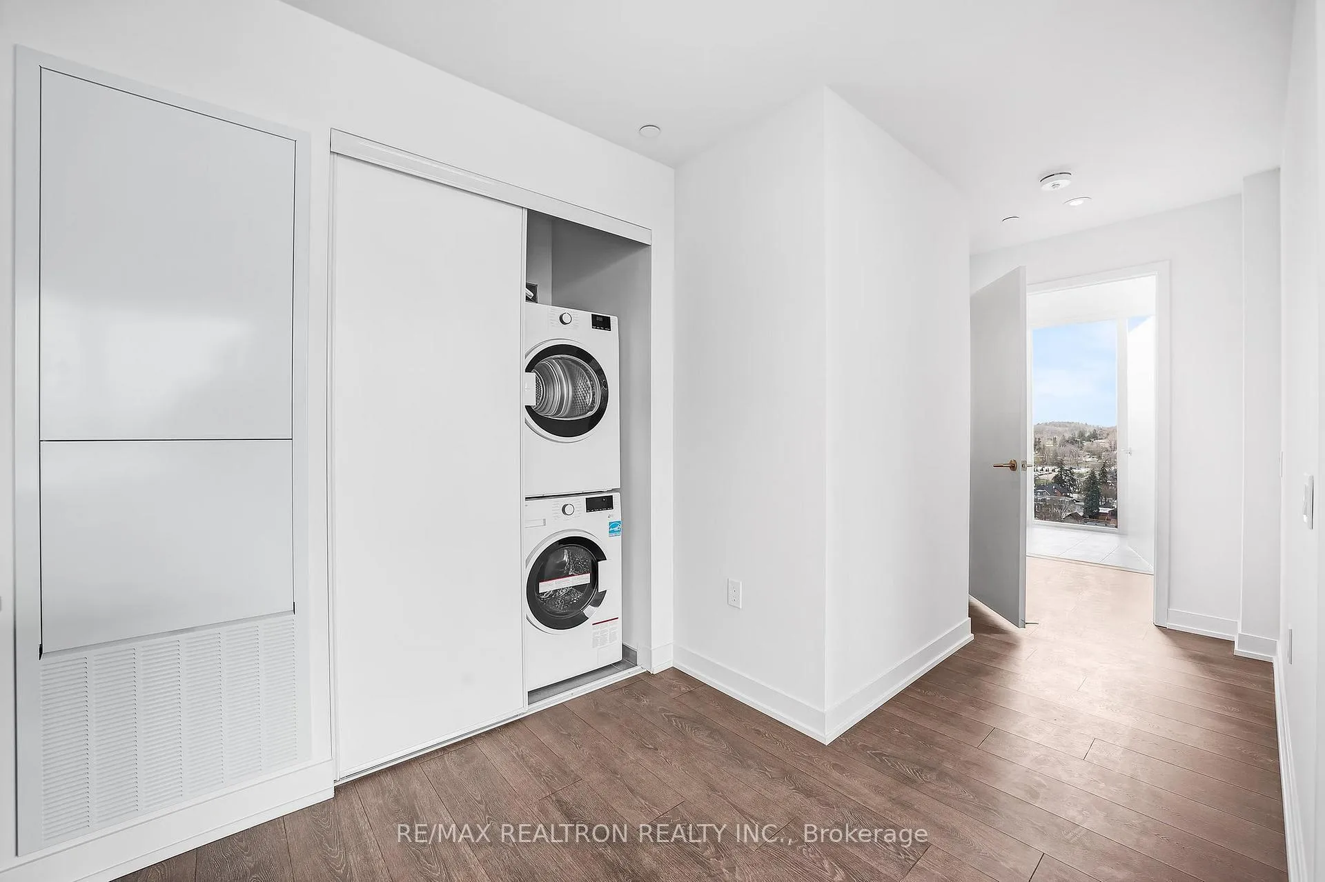 Photo 21 of Unit 1405, 39 Mary Street, Barrie, City Centre — HOMEH