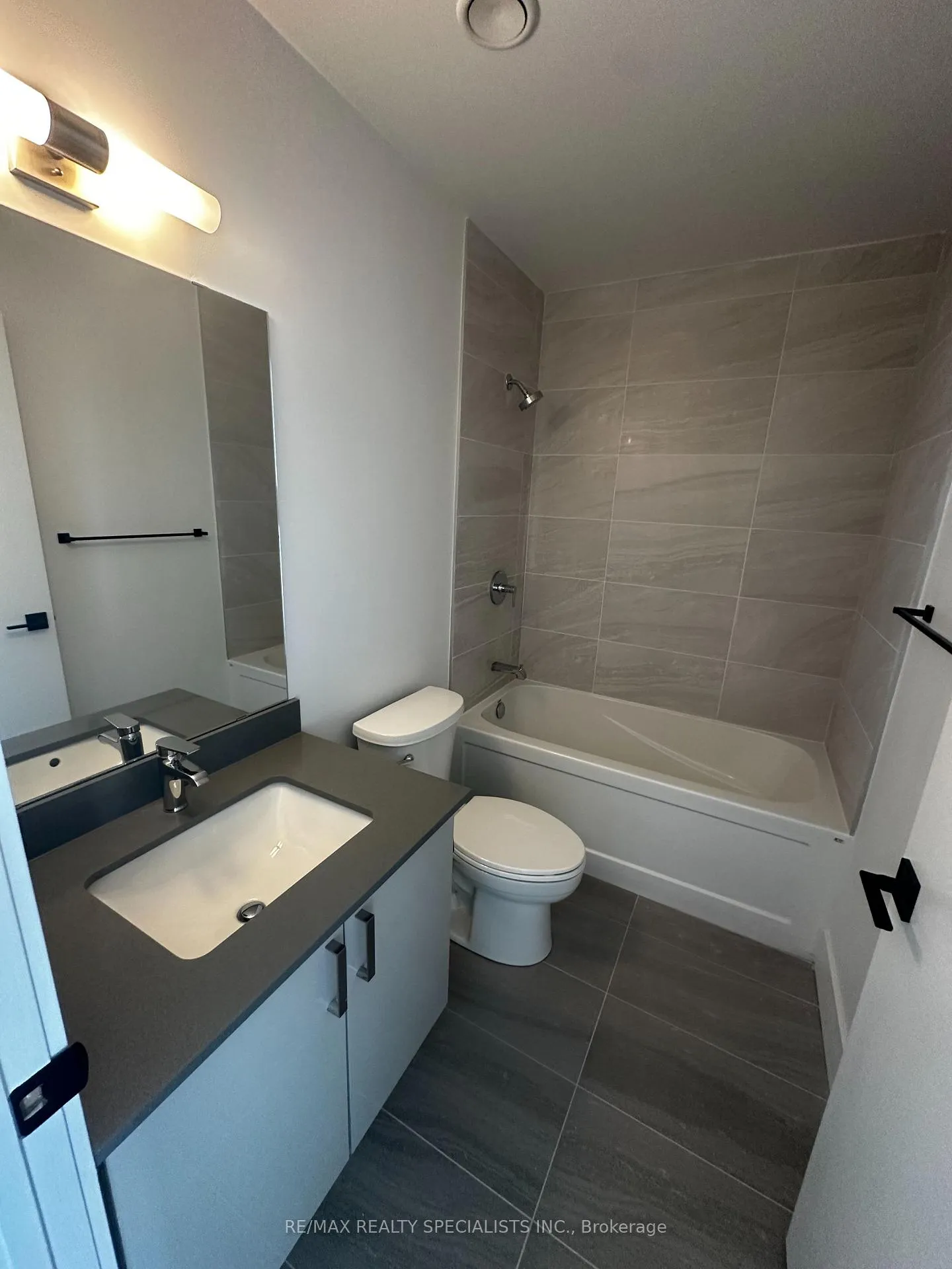 Photo 17 of Unit 1305, 2782 Barton Street E, Hamilton, Riverdale — HOMEH