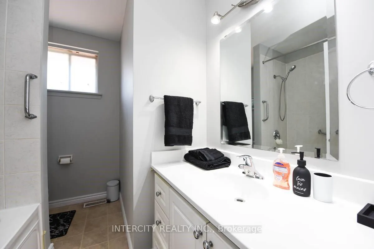 Photo 10 of 13 Armbro Avenue, Brampton, Brampton South — HOMEH