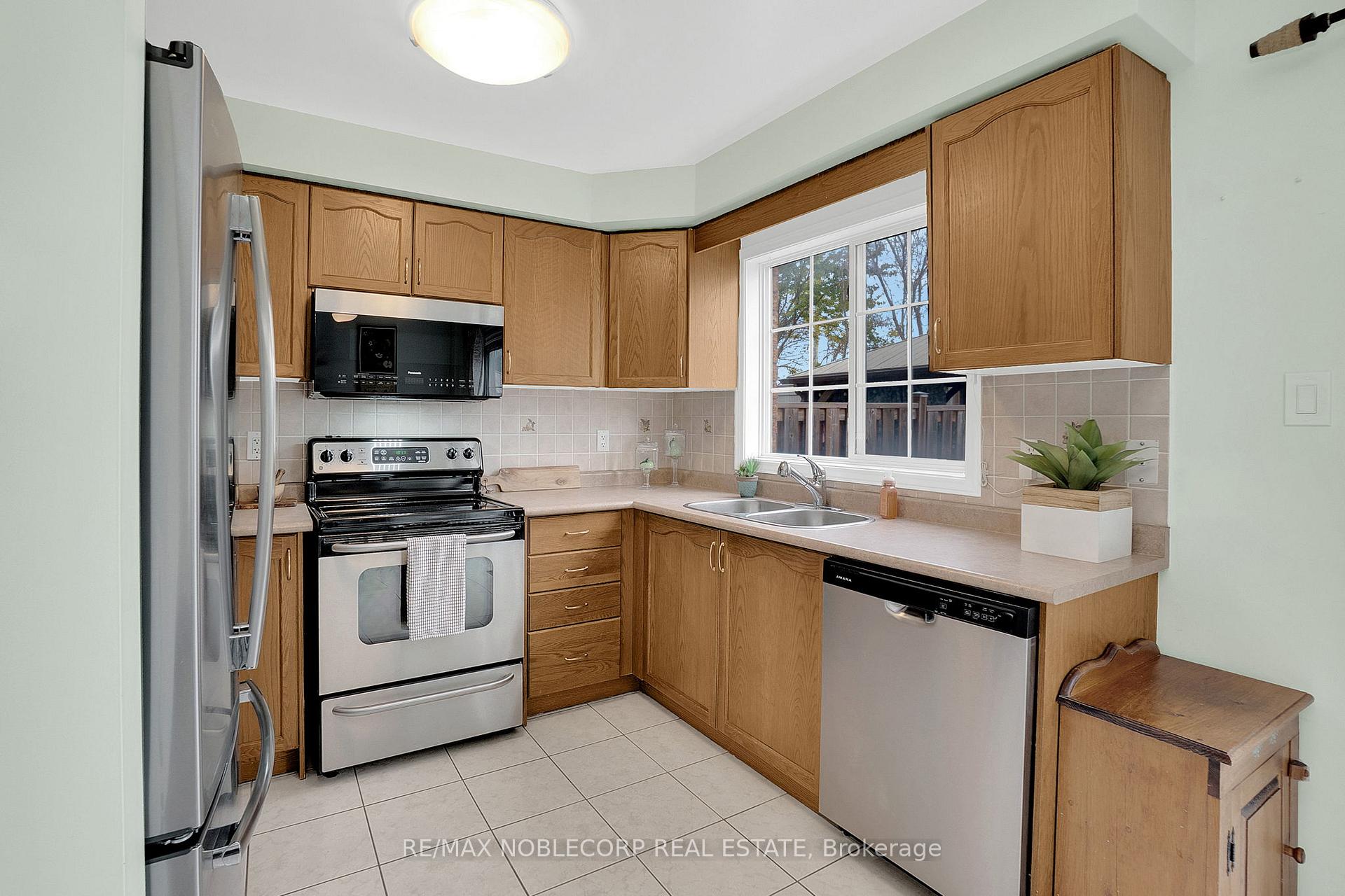 Photo 16 of 54 Lawren Harris Crescent, Caledon, Bolton West — HOMEH