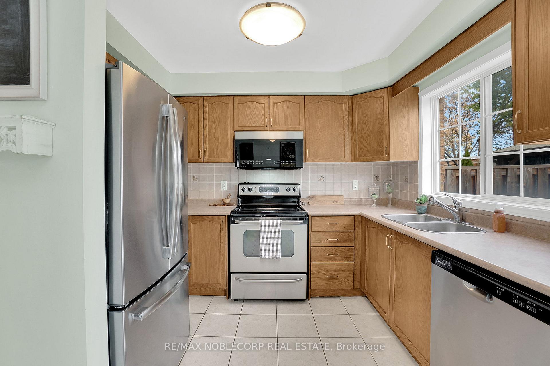 Photo 18 of 54 Lawren Harris Crescent, Caledon, Bolton West — HOMEH