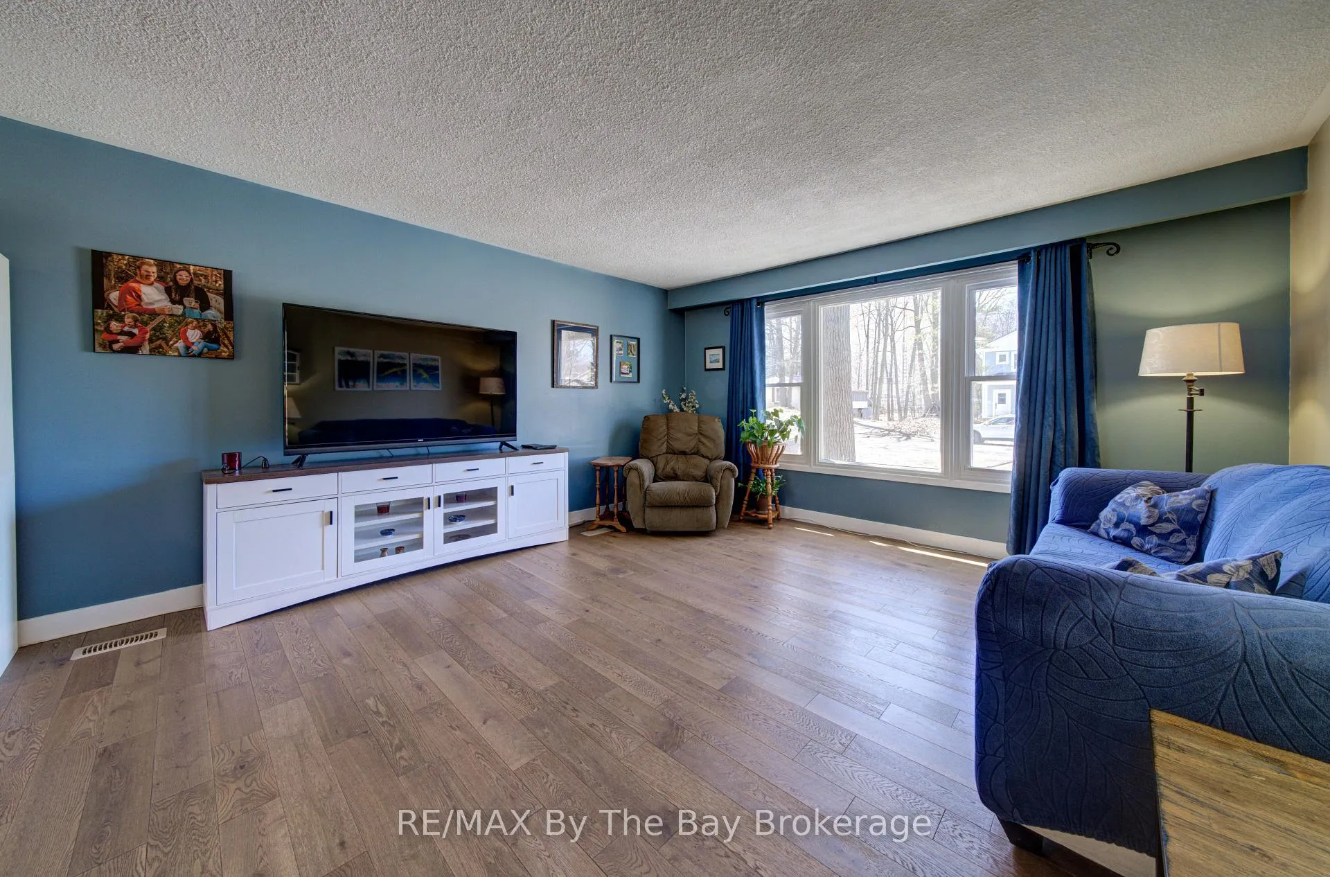Photo 6 of 9 Frederick Dr., Wasaga Beach — HOMEH