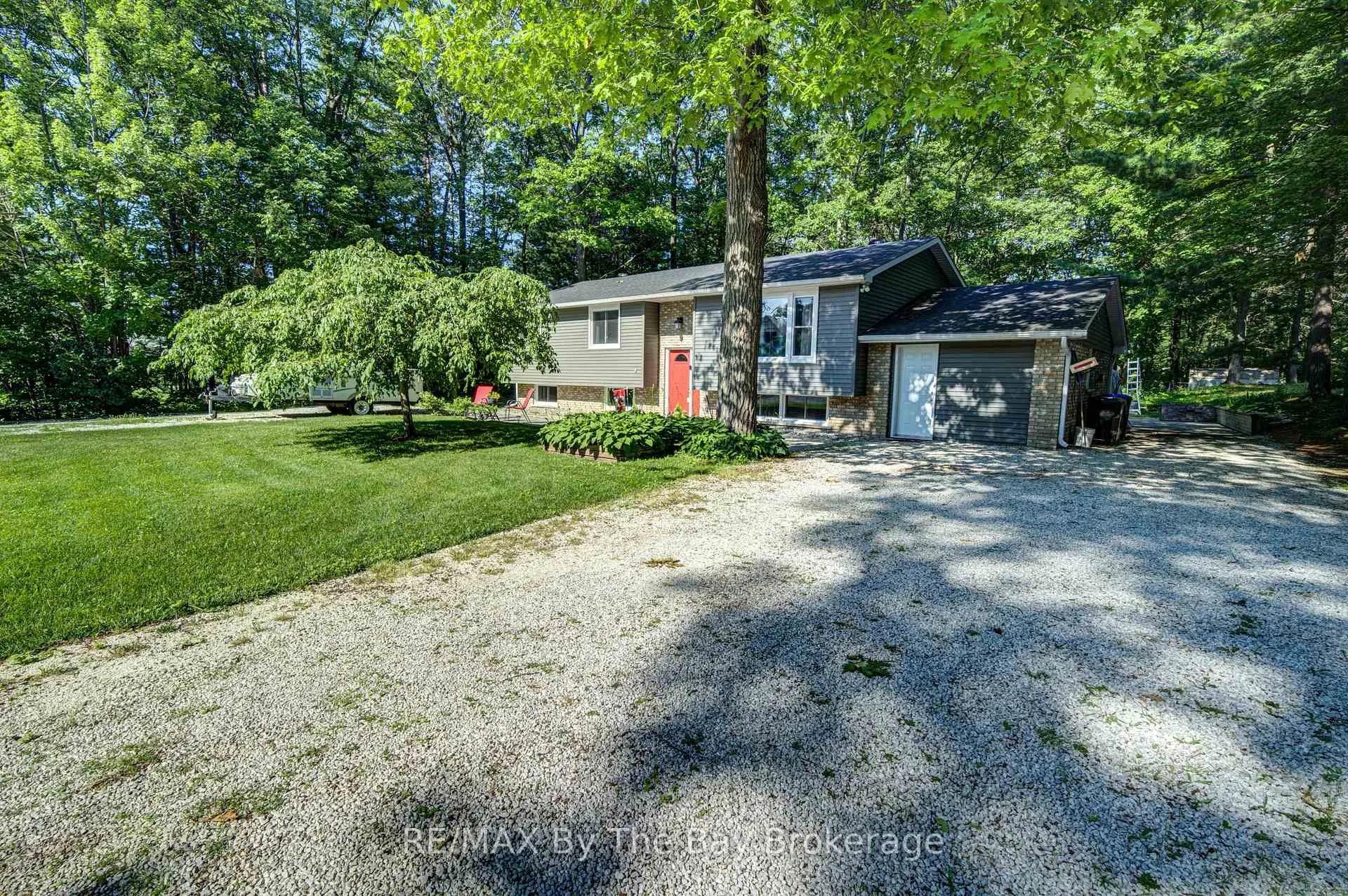Photo 2 of 9 Frederick Dr., Wasaga Beach — HOMEH