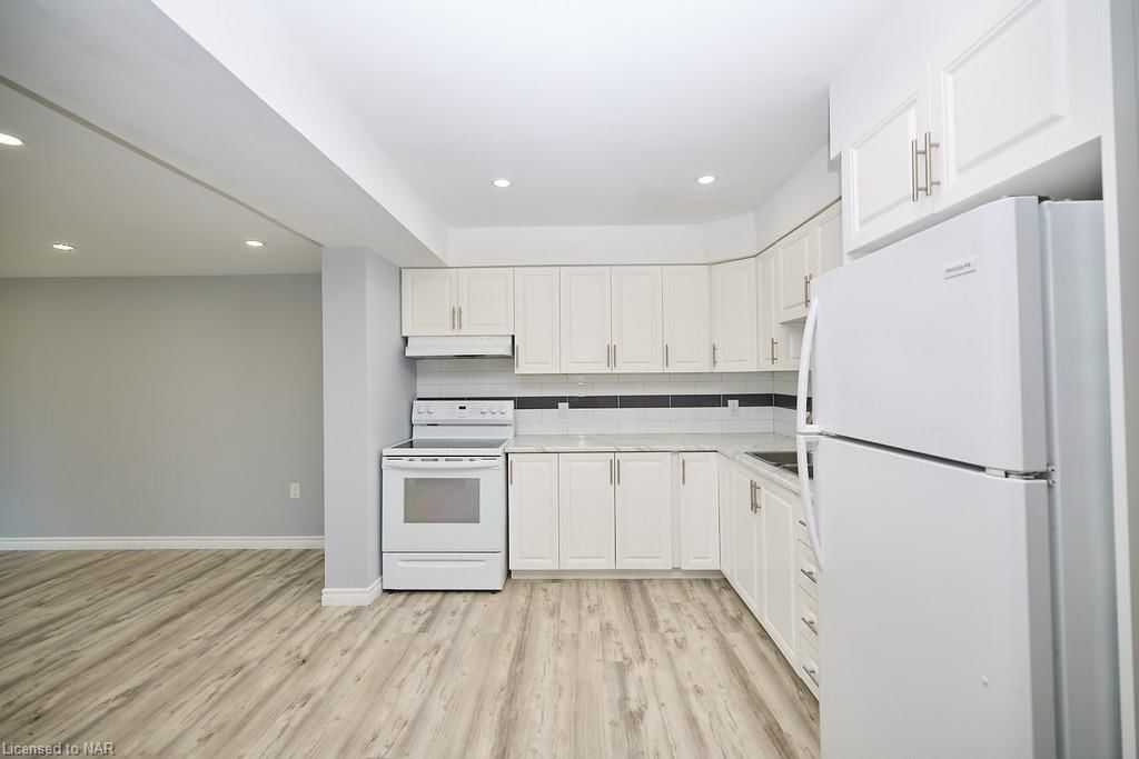Photo 5 of 61 Bunting Road, St. Catharines, Secord Woods — HOMEH