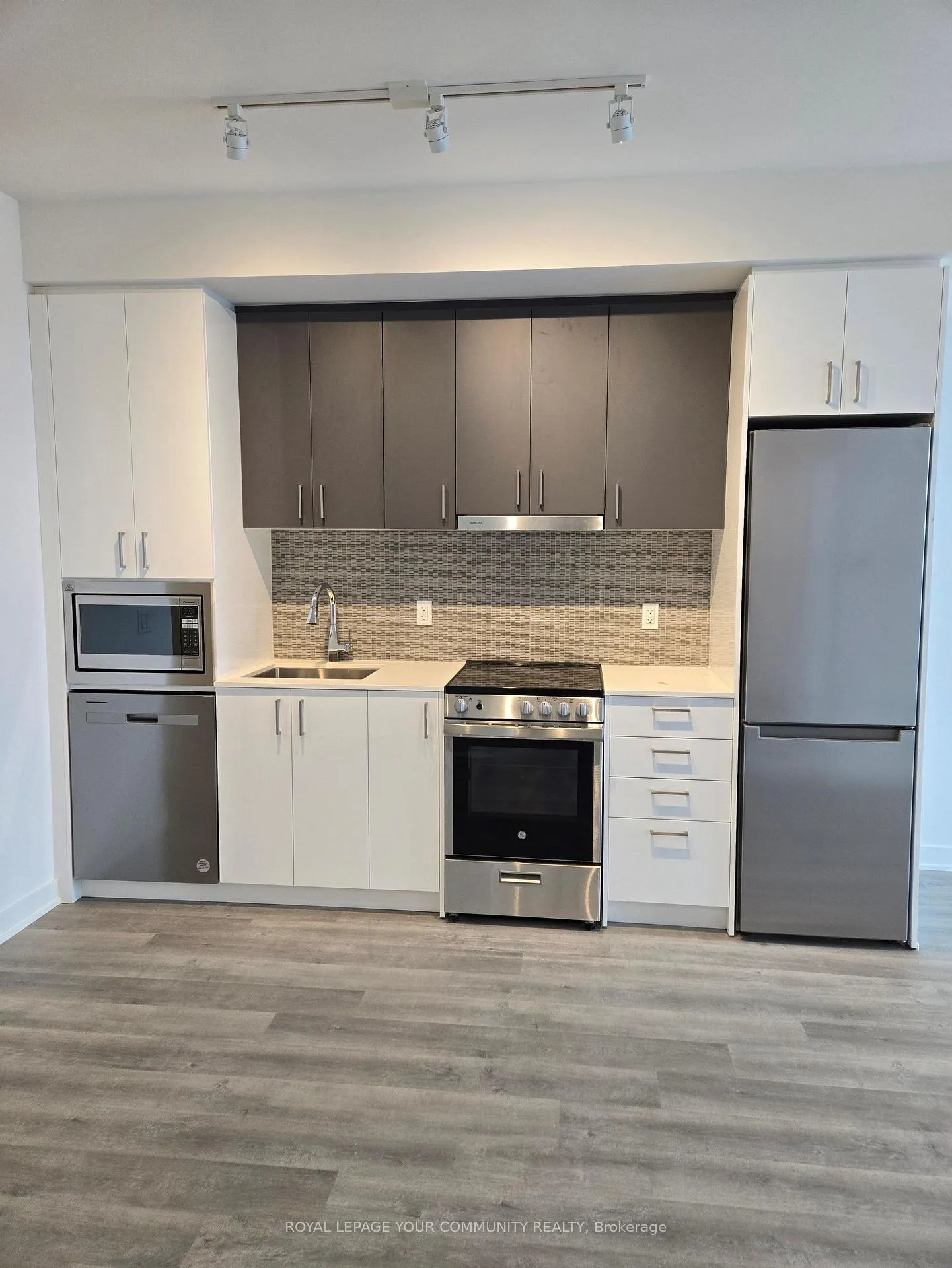Photo 4 of Unit 611A, 30 Upper Mall Way, Vaughan, Brownridge — HOMEH