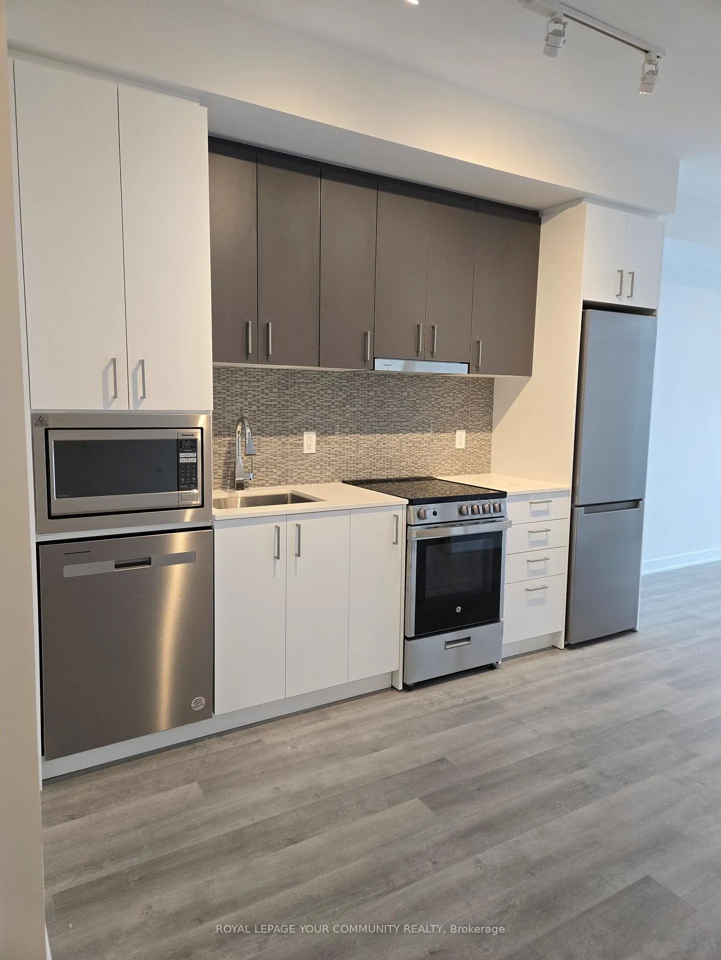 Photo 5 of Unit 611A, 30 Upper Mall Way, Vaughan, Brownridge — HOMEH