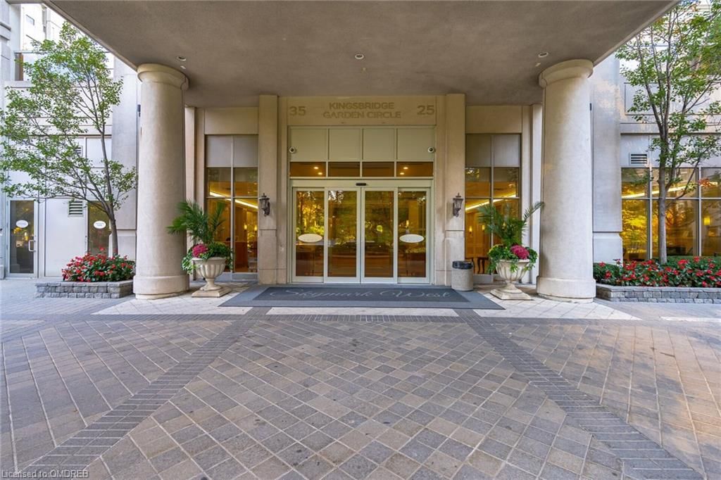 Photo 2 of 25 Kingsbridge Gardens Circle, Vaughan, Beverley Glen — HOMEH