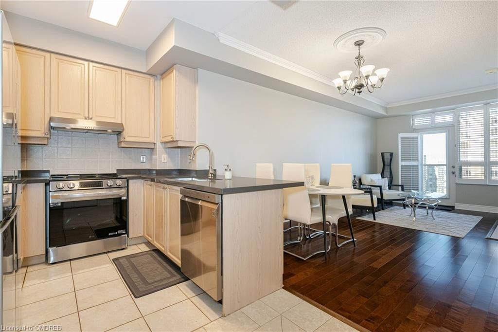Photo 7 of 25 Kingsbridge Gardens Circle, Vaughan, Beverley Glen — HOMEH