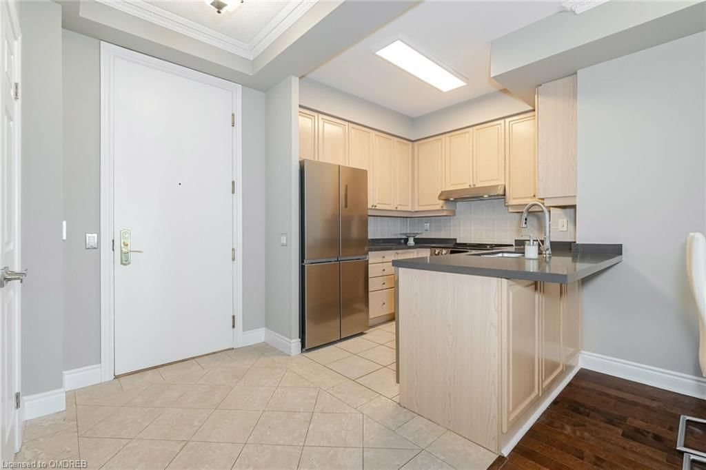 Photo 8 of 25 Kingsbridge Gardens Circle, Vaughan, Beverley Glen — HOMEH