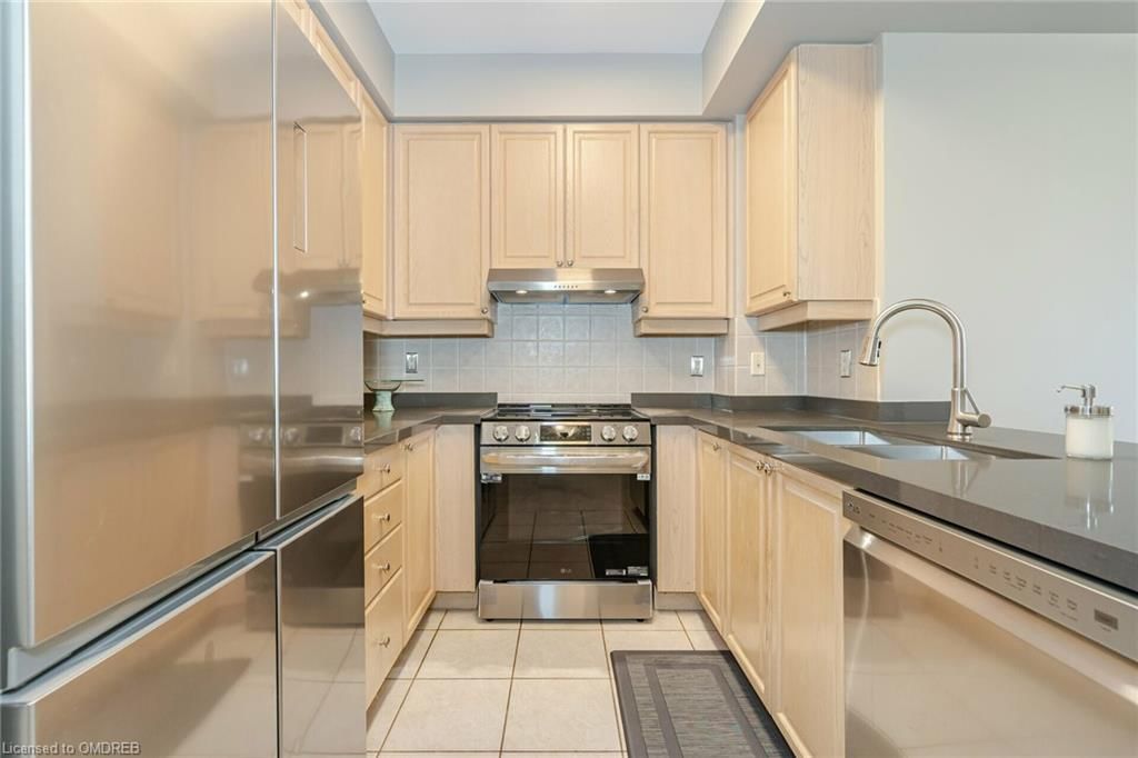Photo 9 of 25 Kingsbridge Gardens Circle, Vaughan, Beverley Glen — HOMEH