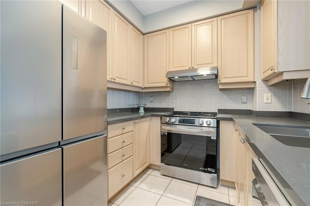 Photo 10 of 25 Kingsbridge Gardens Circle, Vaughan, Beverley Glen — HOMEH