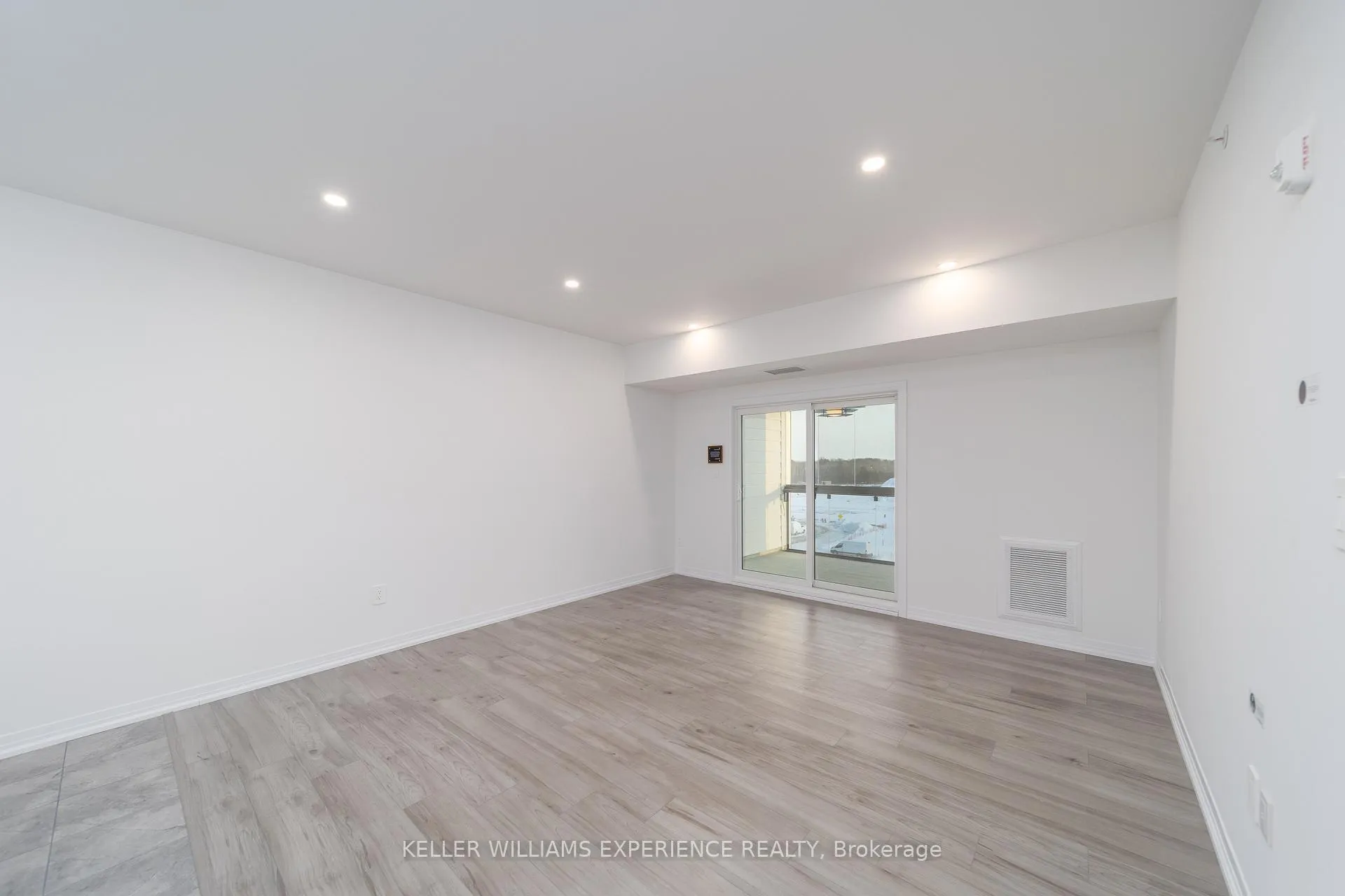 Photo 5 of Unit 408, 15 Kneeshaw Drive, Barrie, Rural Barrie Southeast — HOMEH