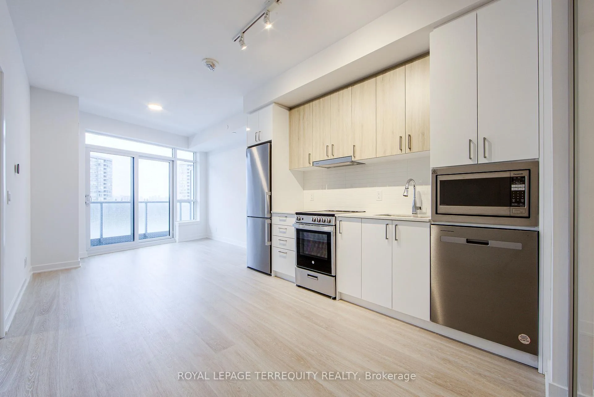Photo 8 of Unit 303A, 30 Upper Mall Way, Vaughan, Brownridge — HOMEH