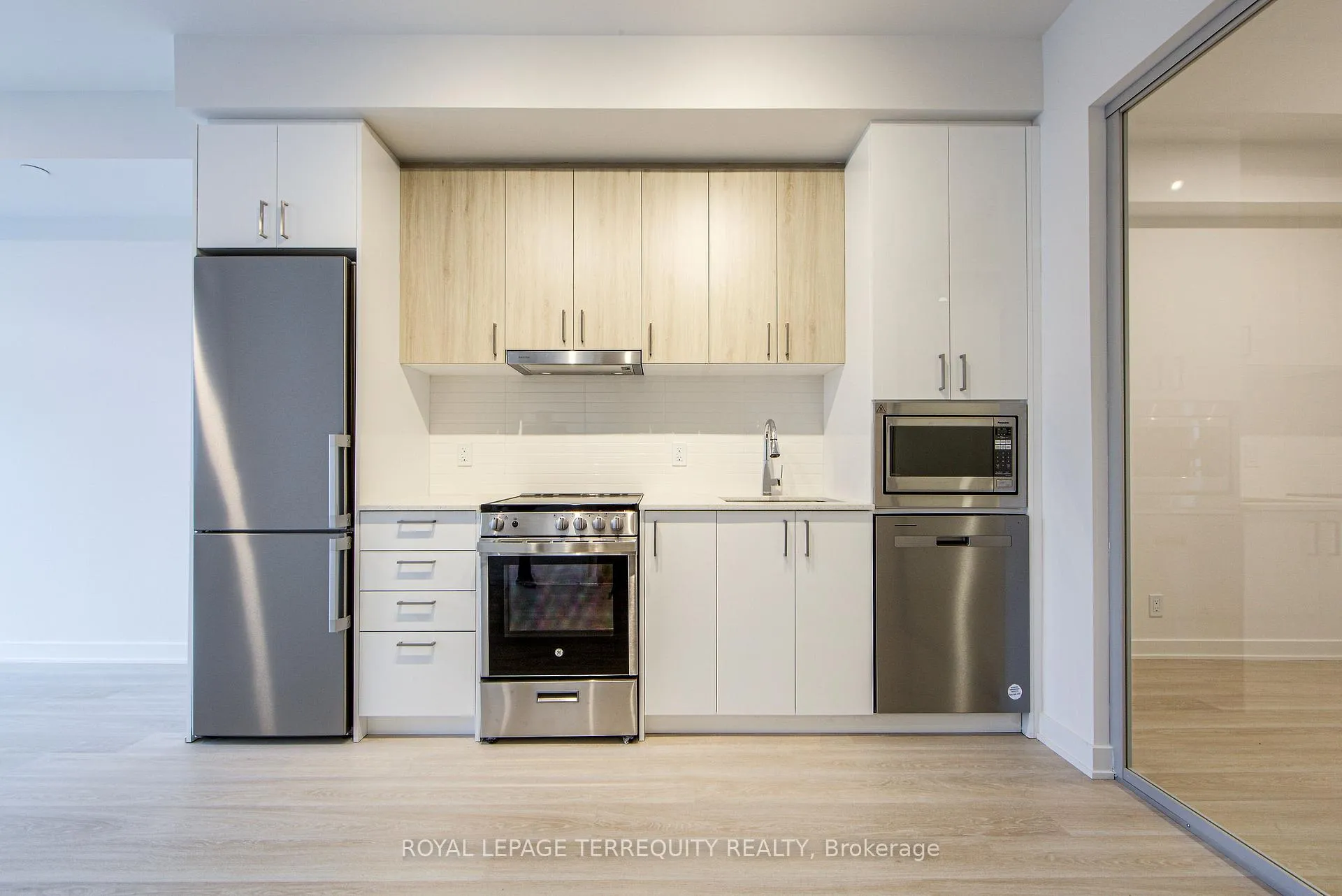 Photo 9 of Unit 303A, 30 Upper Mall Way, Vaughan, Brownridge — HOMEH