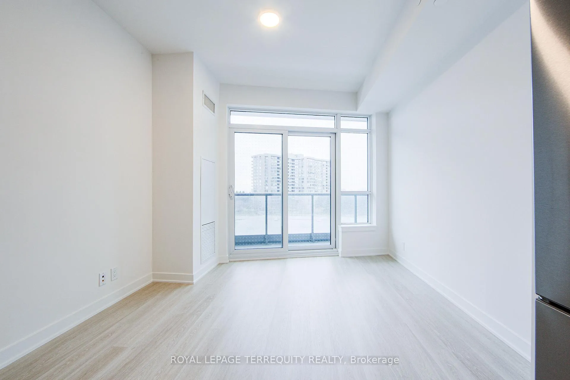 Photo 12 of Unit 303A, 30 Upper Mall Way, Vaughan, Brownridge — HOMEH