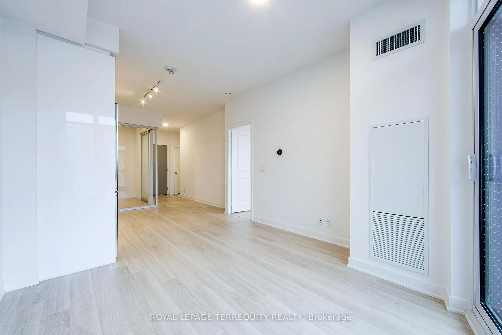 Photo 13 of Unit 303A, 30 Upper Mall Way, Vaughan, Brownridge — HOMEH
