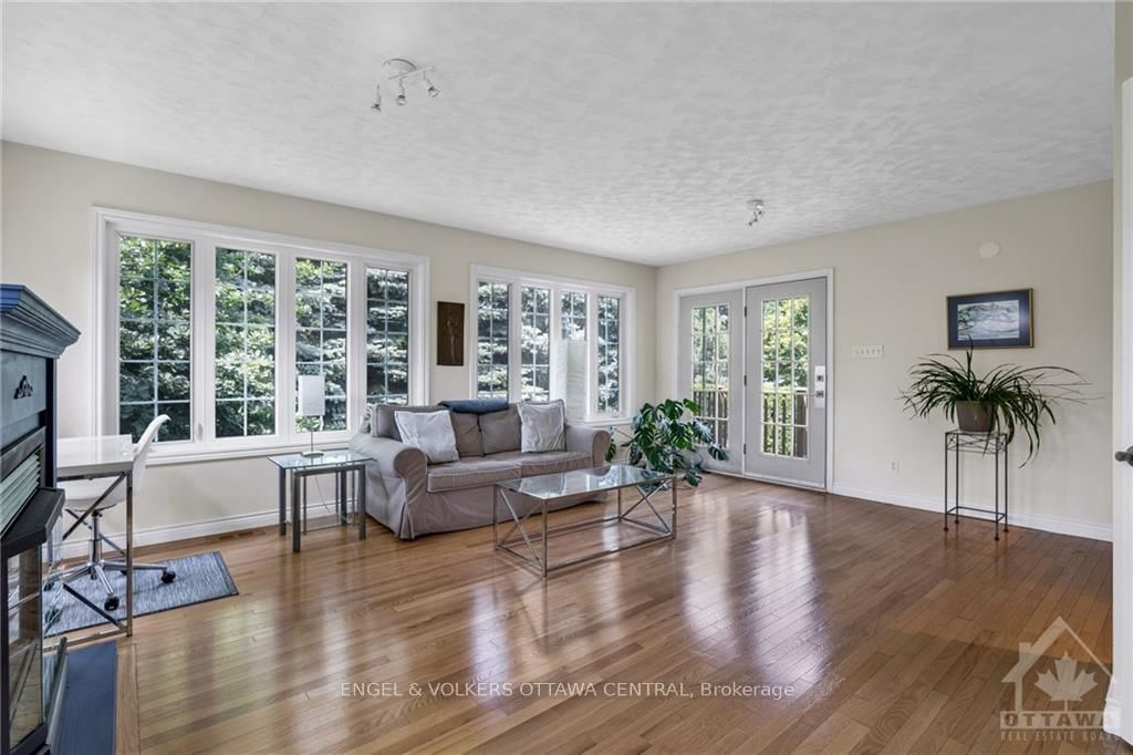Photo 6 of 347 FROST Ave, Ottawa, Alta Vista/Faircrest Heights — HOMEH
