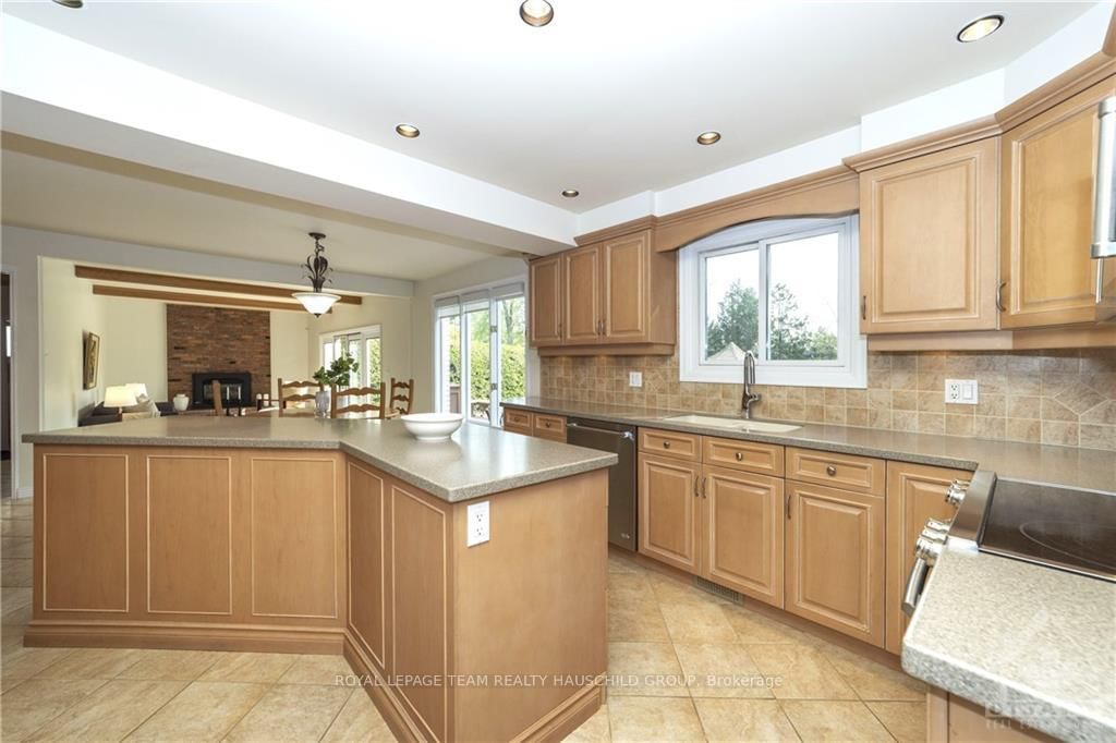 Photo 10 of 17 CHINOOK Cres, Ottawa, Bruce Farm/Graham Park/Qualicum/Bellands — HOMEH