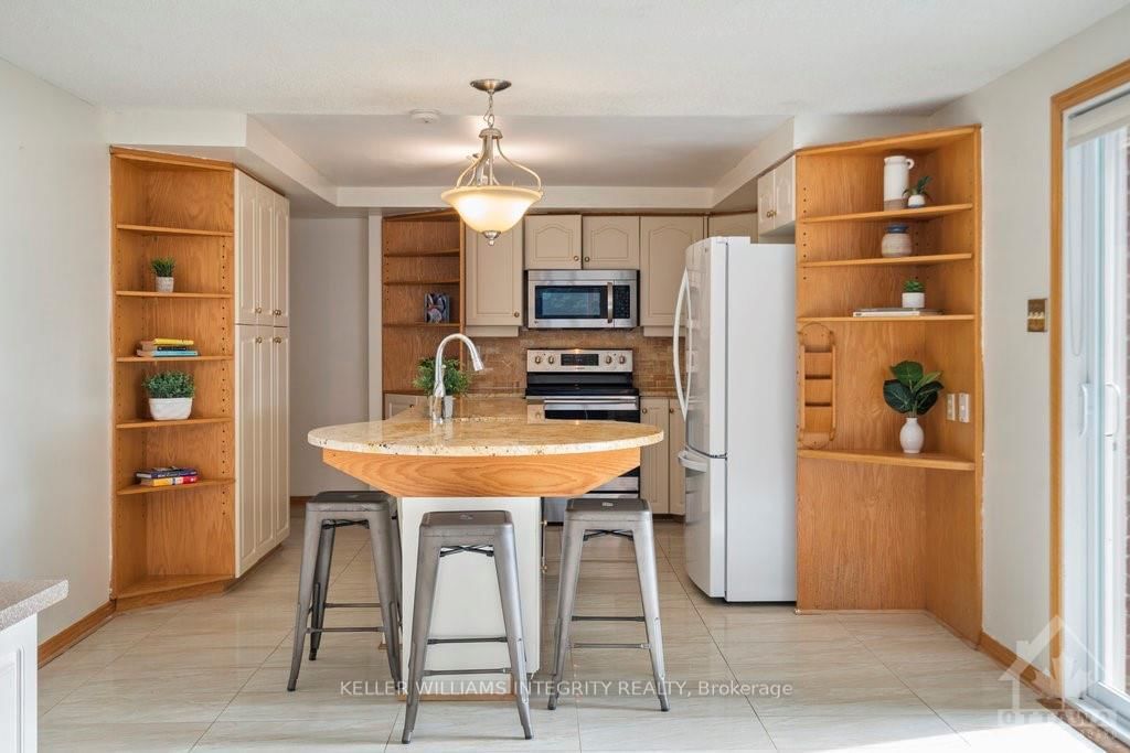 Photo 5 of 9 HASTINGS St, Ottawa, Crystal Bay/Rocky Point — HOMEH