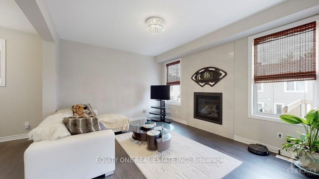 Photo 10 of 24 SWEETBAY Circ, Ottawa, Stittsville (North) — HOMEH