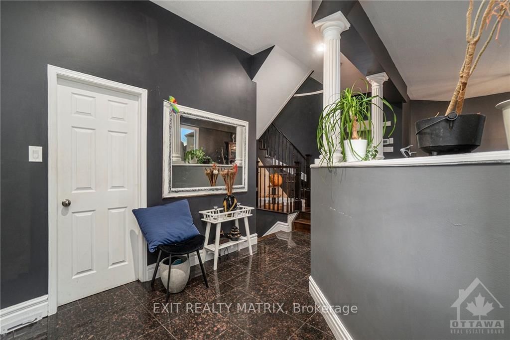 Photo 3 of 218 HILLPARK HIGH St, Ottawa, Mer Bleue/Bradley Estates/Anderson Park — HOMEH