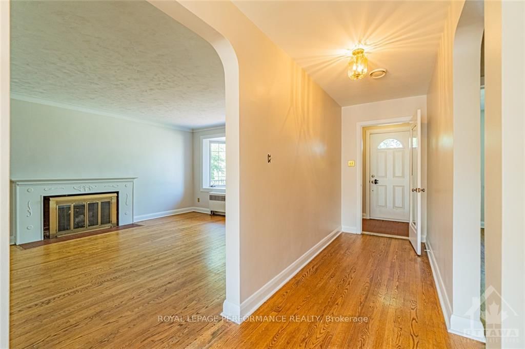 Photo 7 of 821 DENISON Cres, Ottawa, McKellar Heights — HOMEH