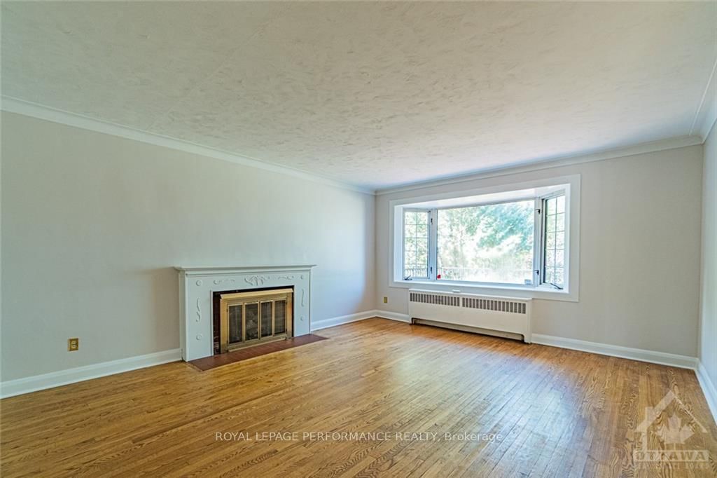 Photo 8 of 821 DENISON Cres, Ottawa, McKellar Heights — HOMEH