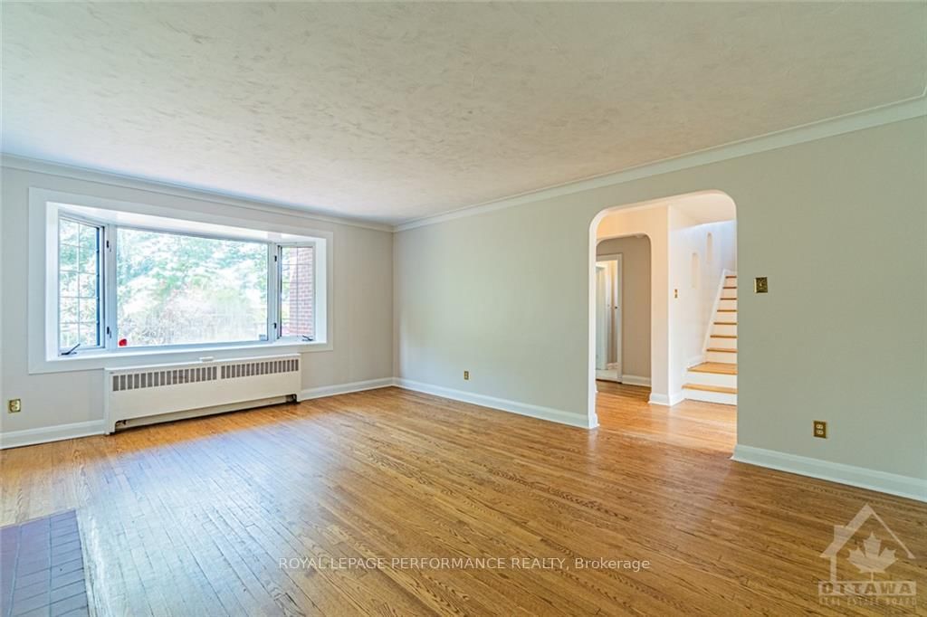 Photo 9 of 821 DENISON Cres, Ottawa, McKellar Heights — HOMEH