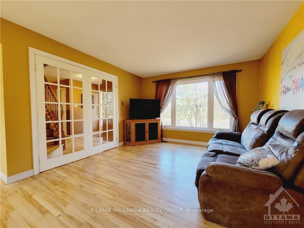 Photo 9 of 215 FIRESIDE Dr, Ottawa, Constance Bay — HOMEH