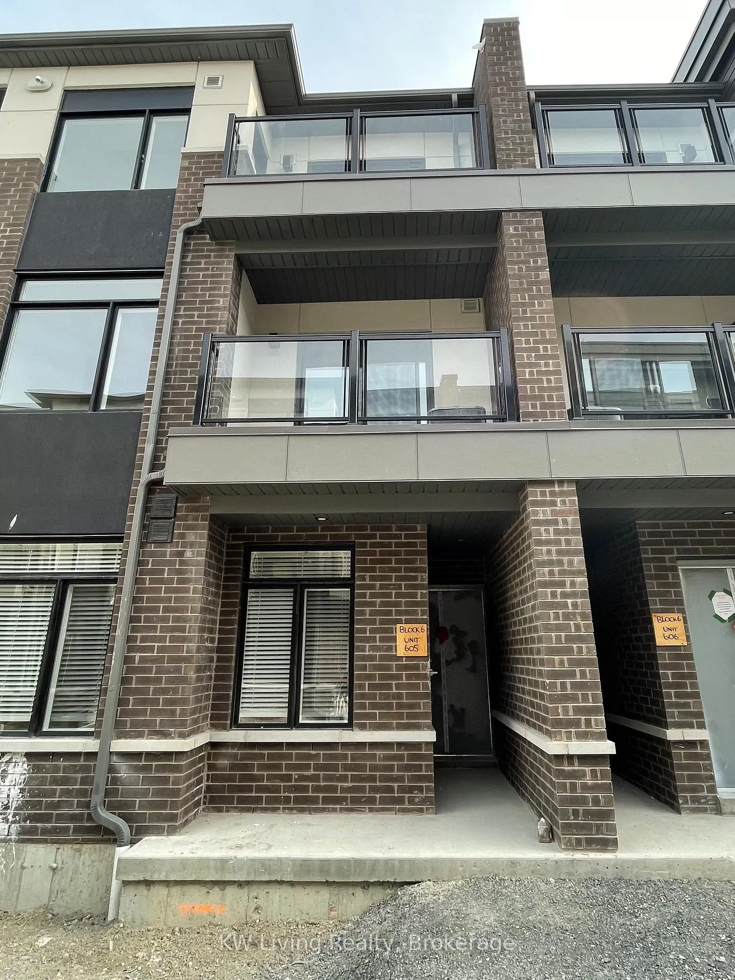 Front of Unit 1005 (Blk 6 #605), 1695 Dersan Street