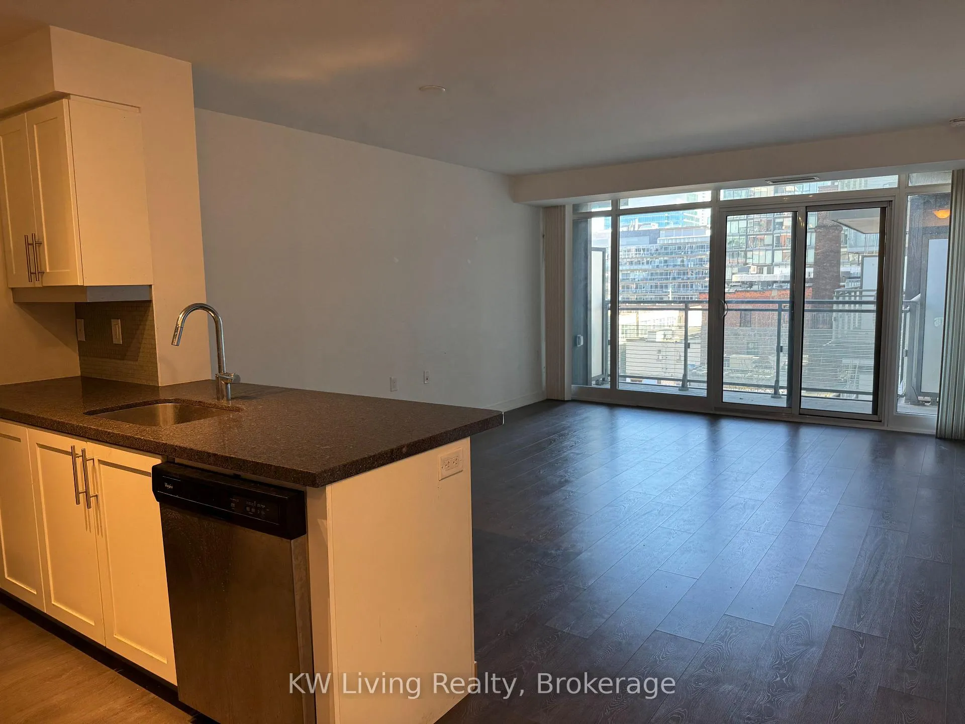 Front of Unit 619, 525 Adelaide Street W