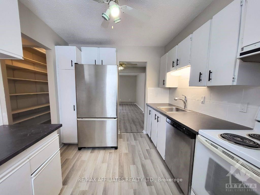 Photo 4 of Unit 12, 800 DE L'EGLISE St, Ottawa, Castle Heights — HOMEH