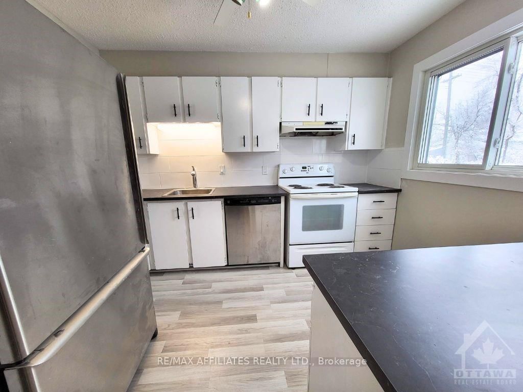 Photo 5 of Unit 12, 800 DE L'EGLISE St, Ottawa, Castle Heights — HOMEH