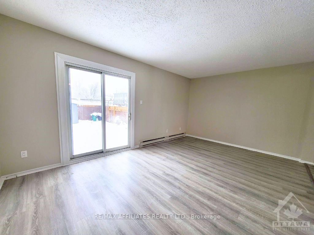 Photo 6 of Unit 12, 800 DE L'EGLISE St, Ottawa, Castle Heights — HOMEH