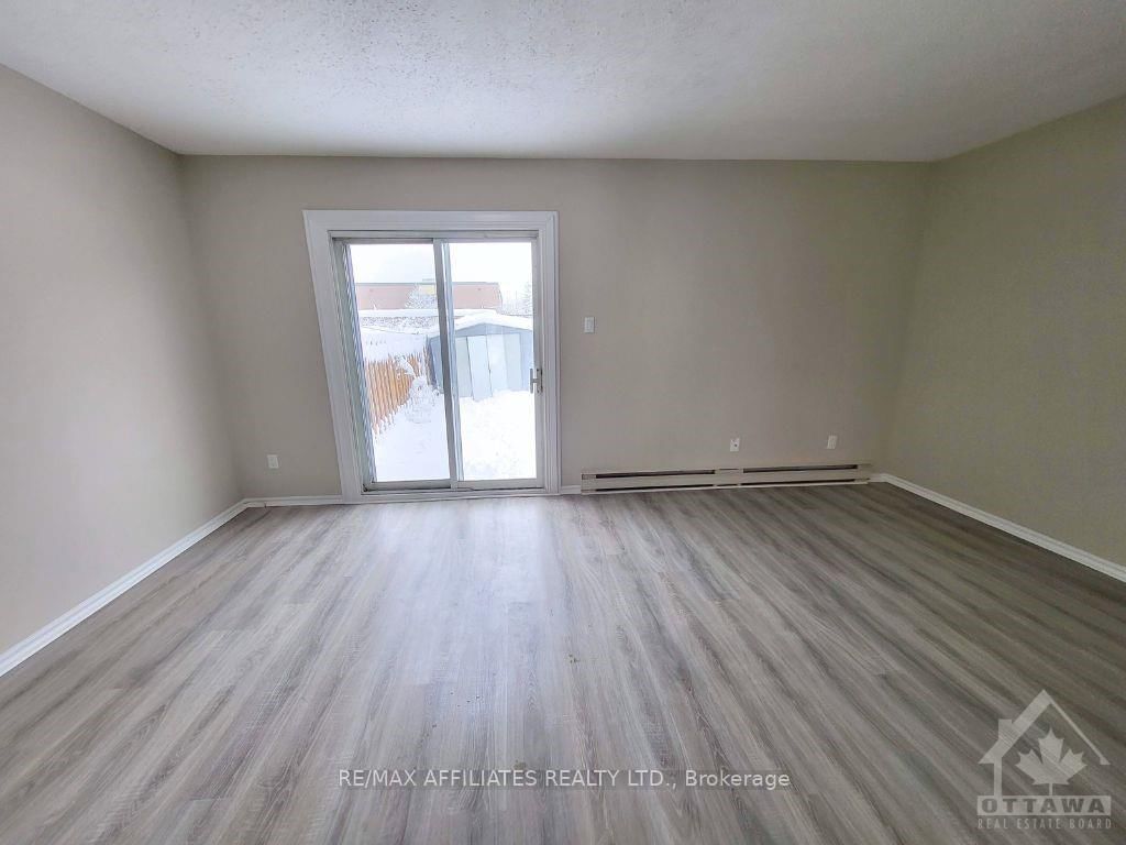 Photo 7 of Unit 12, 800 DE L'EGLISE St, Ottawa, Castle Heights — HOMEH